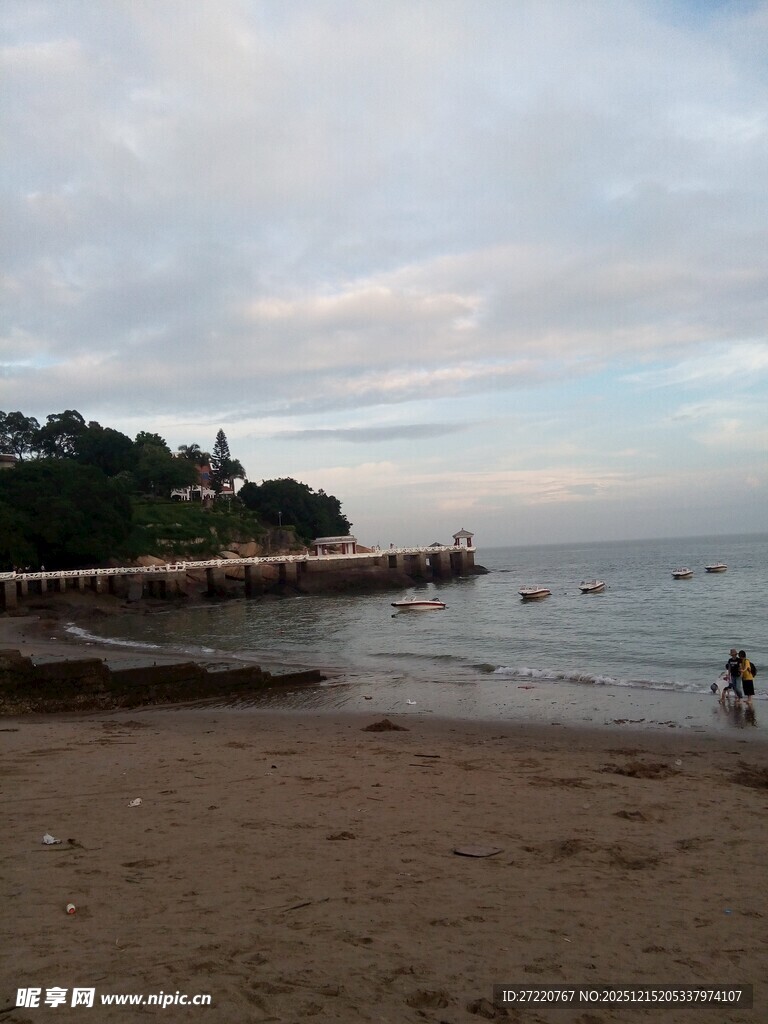 厦门黄昏下的宁静海滩景色