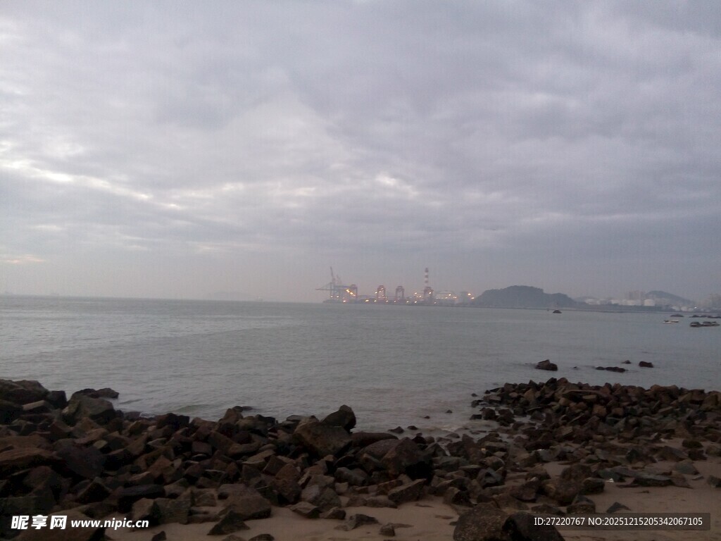 厦门海边阴云下的礁石与远海