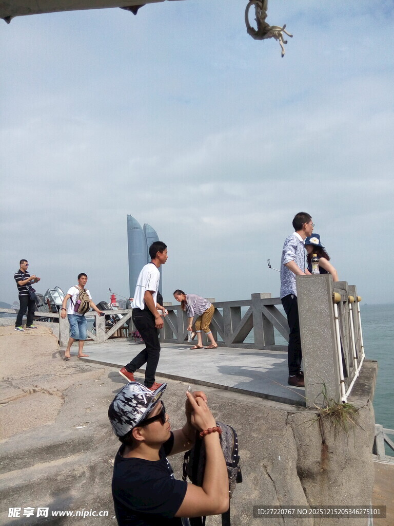 游客在户外观景拍照场景 厦门