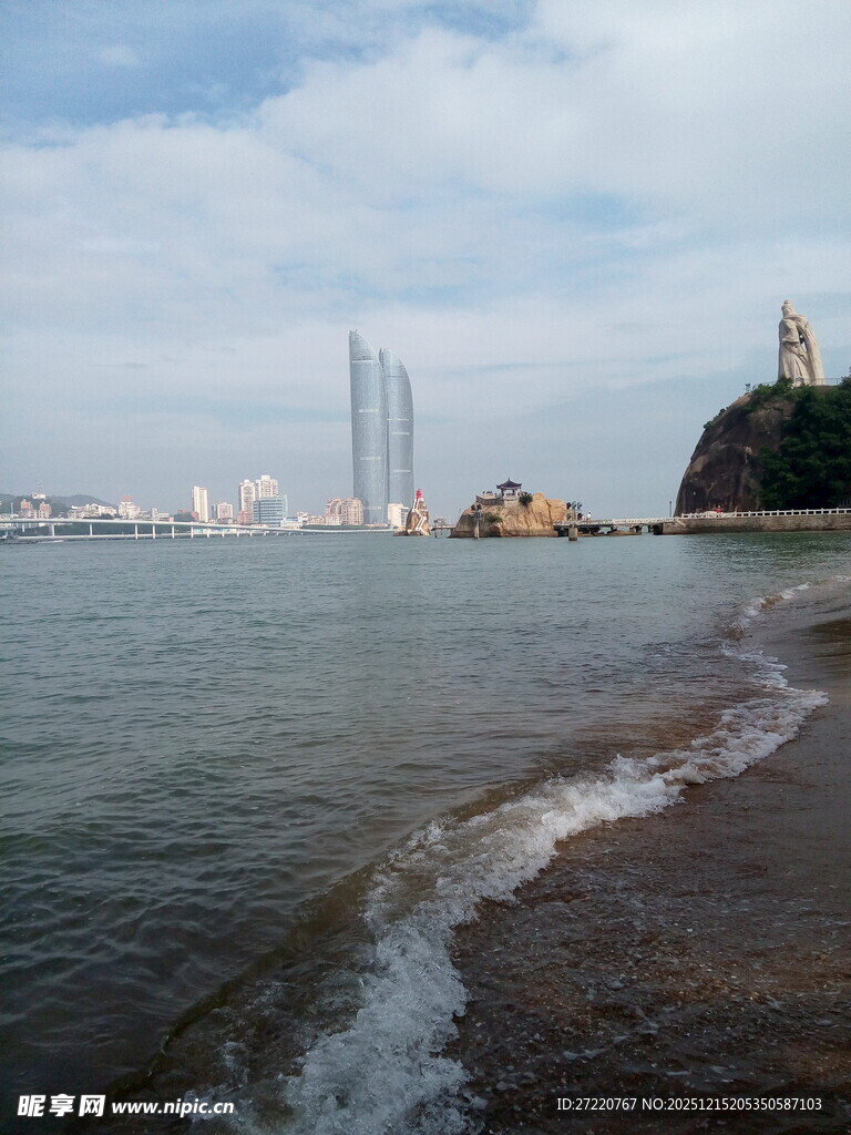 厦门海滨风光 远处高楼与海浪