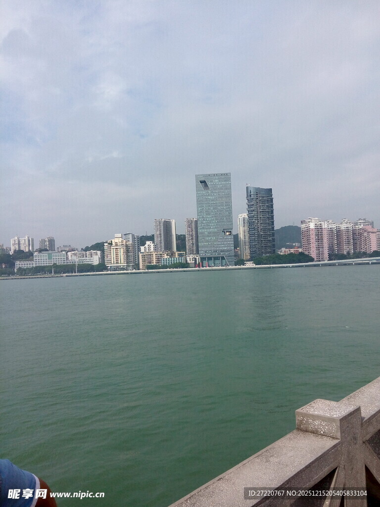 海滨城市风光远眺