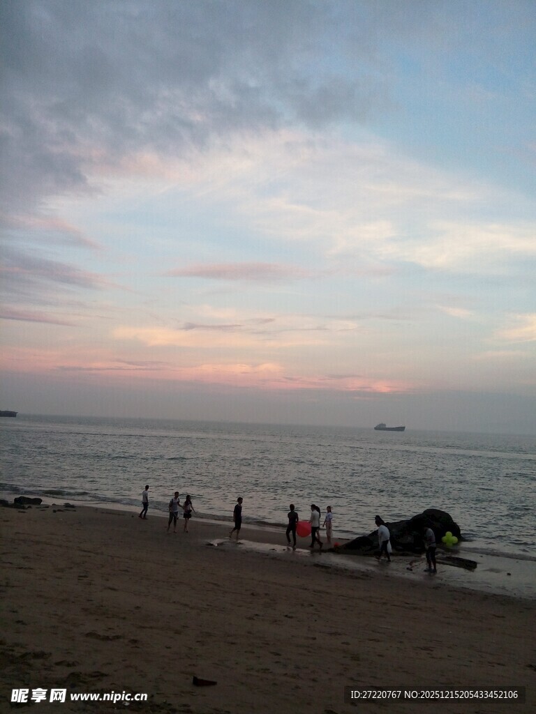 厦门鼓浪屿黄昏下的海边漫步场景