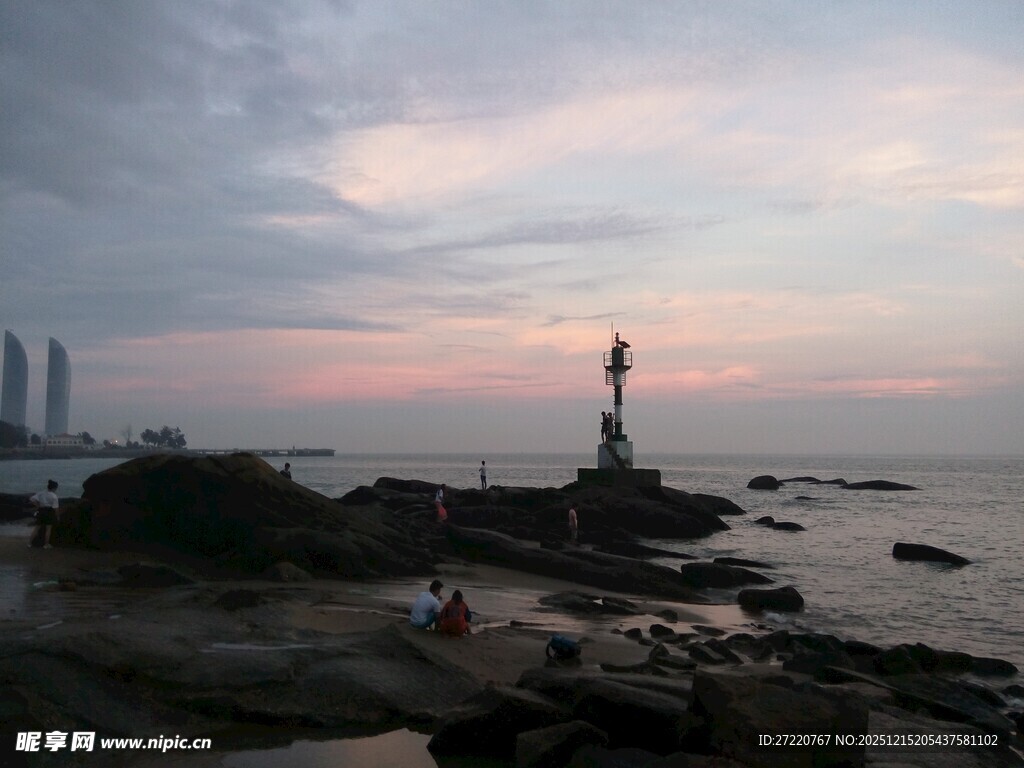 厦门鼓浪屿海边日落时的孤独灯塔