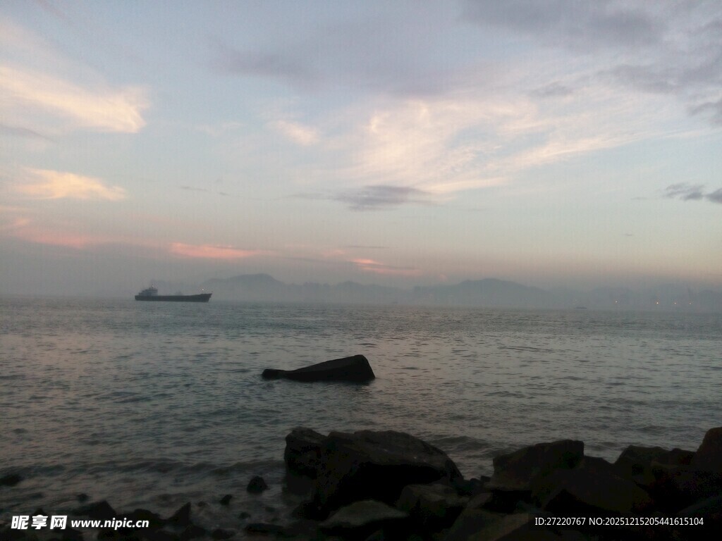 海边黄昏时的船只与礁石 厦门