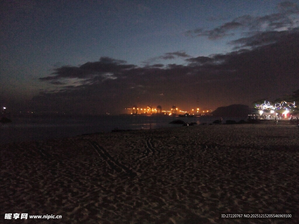 厦门夜幕下的海滩与远处灯火