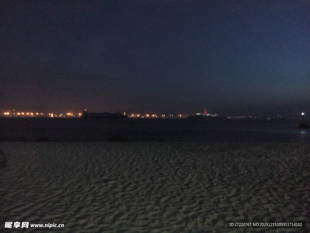 厦门夜晚沙滩上的远方灯火