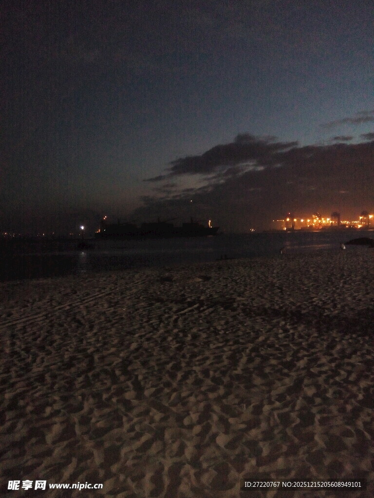 夜幕下的沙滩与远方灯火 厦门 