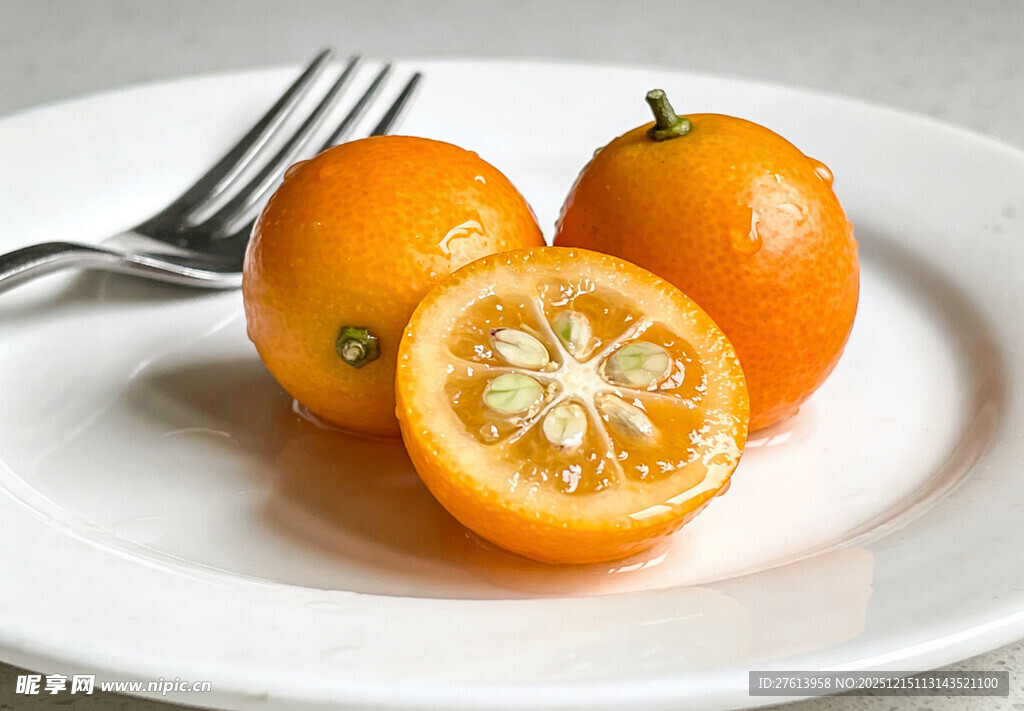 白盘上的金桔