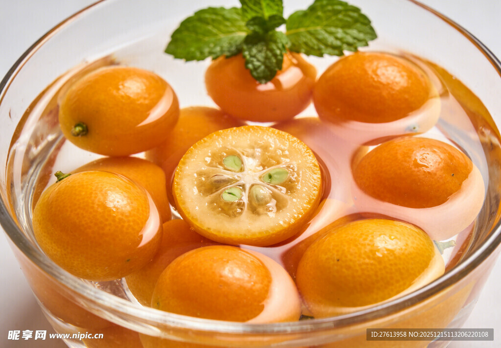 玻璃碗中的金桔