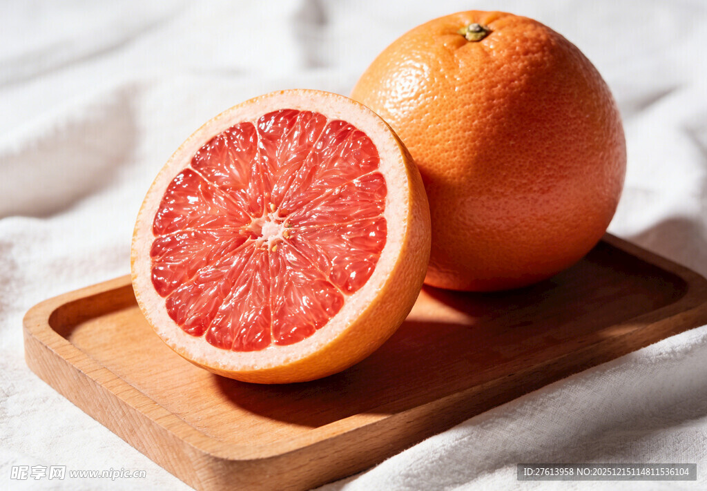 木盘上的红心葡萄柚