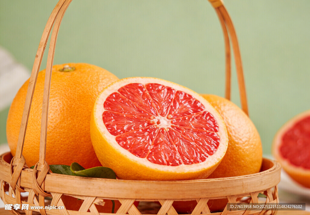 竹篮中的红葡萄柚