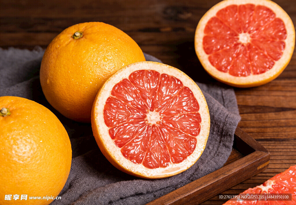 切开的葡萄柚