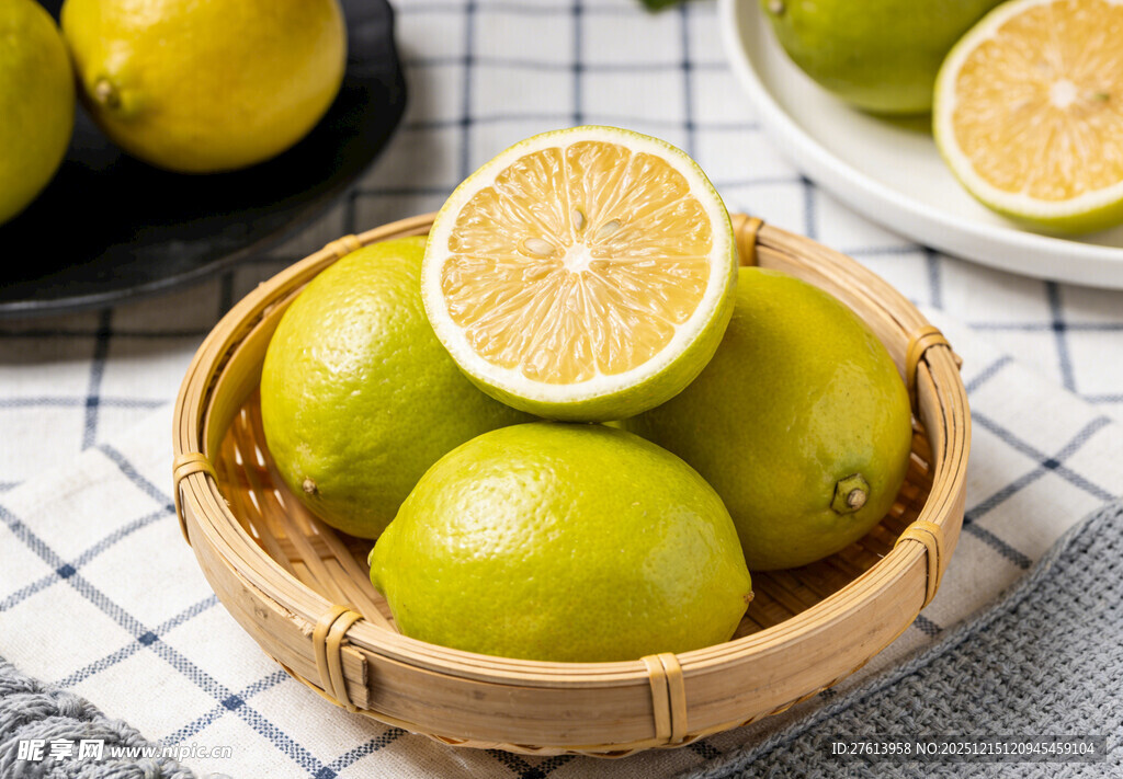 竹篮中的青柠檬