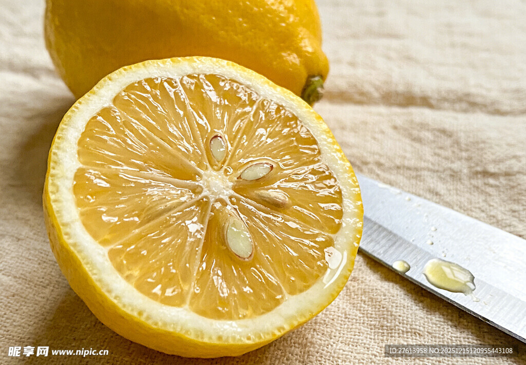 切开的柠檬