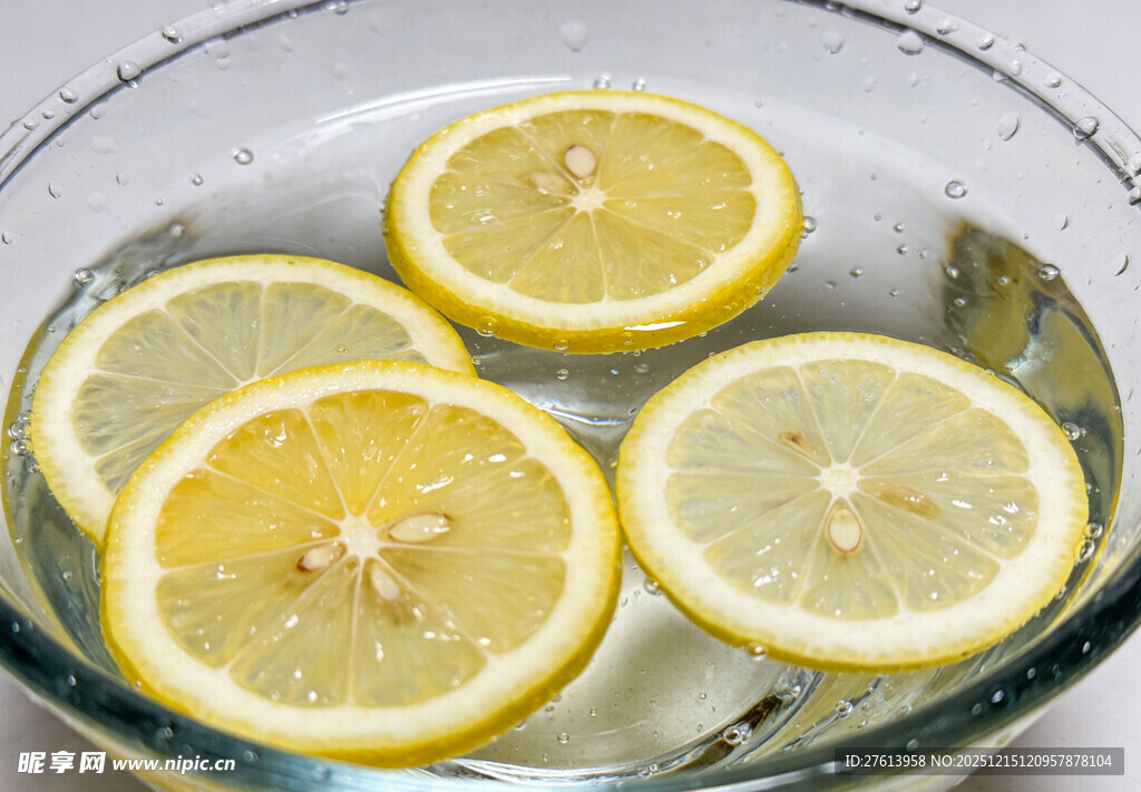 玻璃碗中的柠檬片