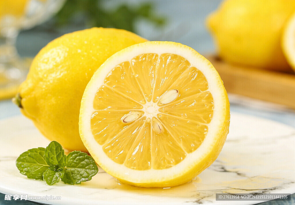 切开的柠檬