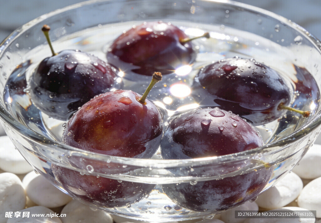 碗中浸泡的西梅