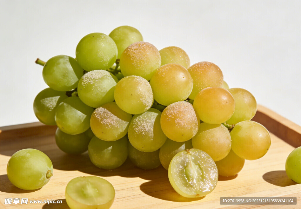 绿葡萄摆放在木托盘上