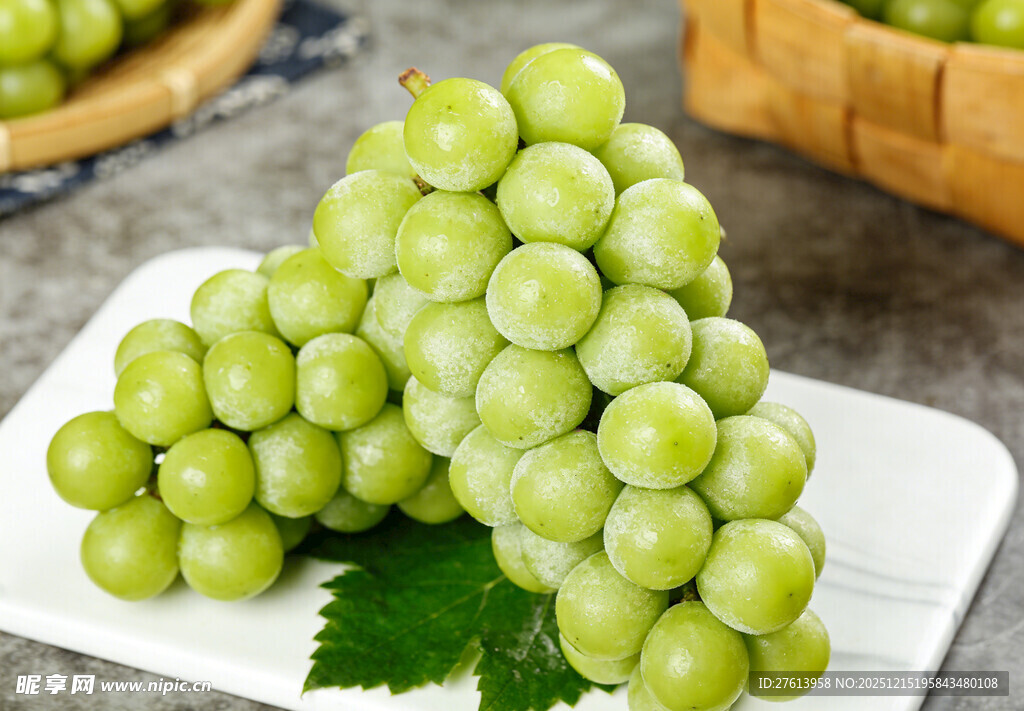 香印青提摆放在白盘上