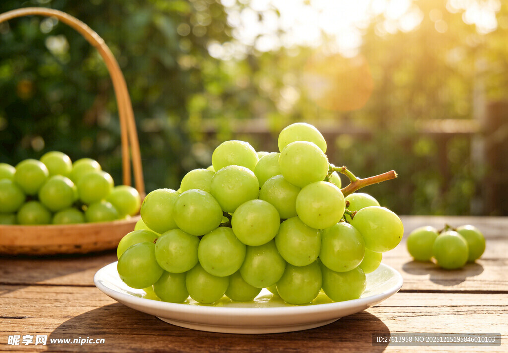 阳光玫瑰摆放在木桌上