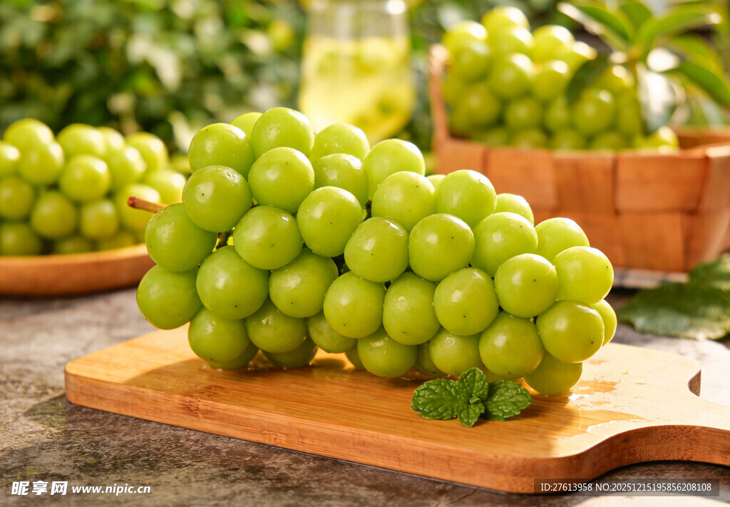 阳光玫瑰摆放在木砧板上