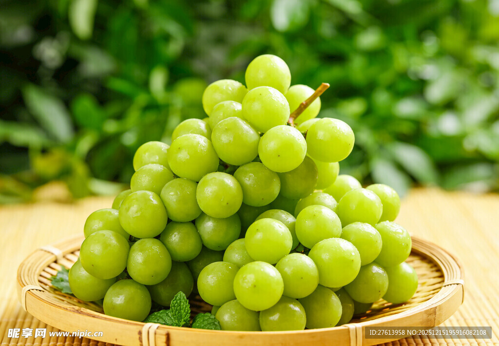 竹篮里的阳光玫瑰