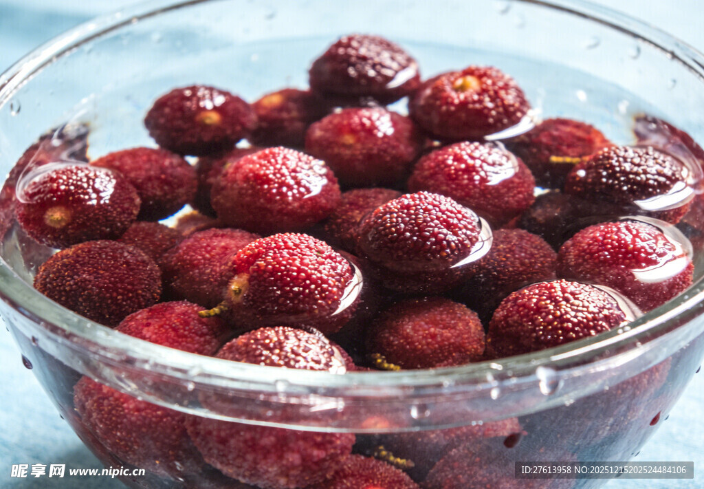 玻璃碗中的杨梅