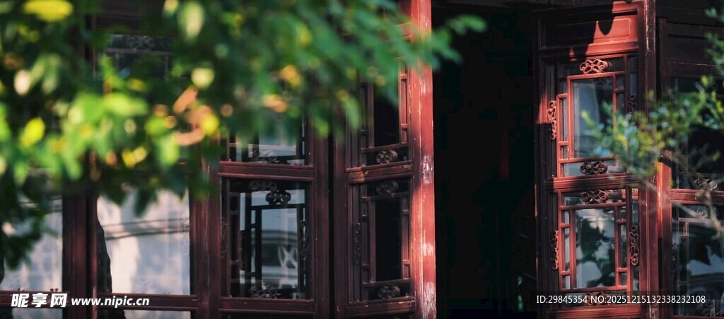 古朴建筑旁的绿植景致