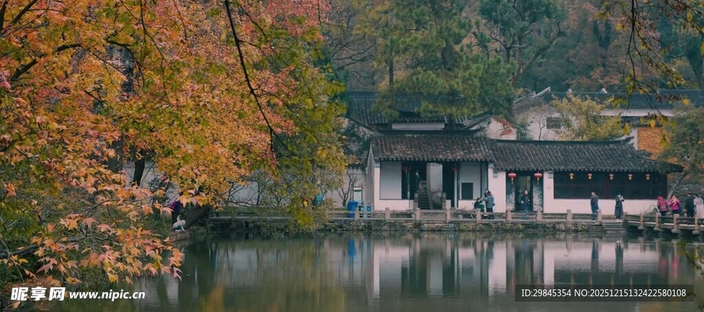秋日湖畔古建美景