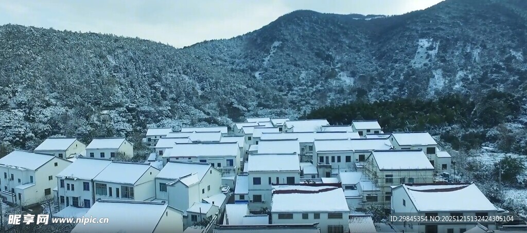 雪覆山村景色