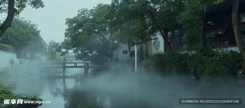 江南水乡晨雾中的静谧景象