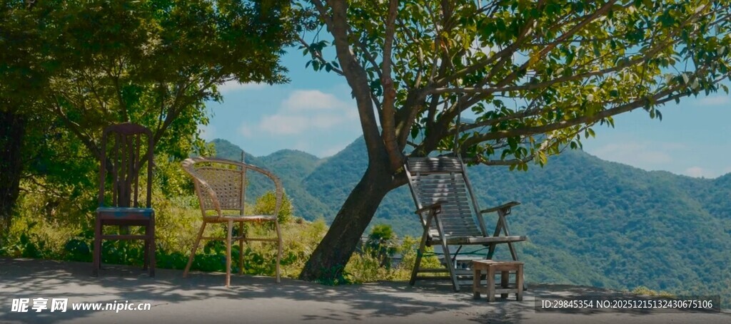 山间树下休闲桌椅赏景处
