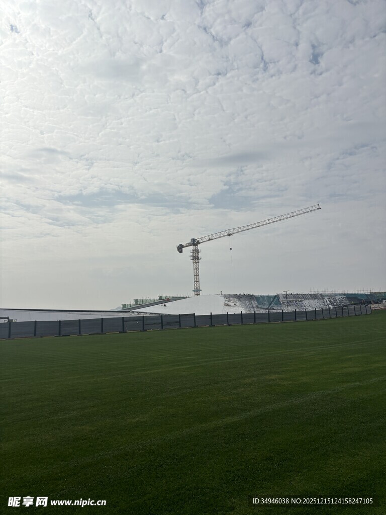 户外开阔草地与塔吊景观