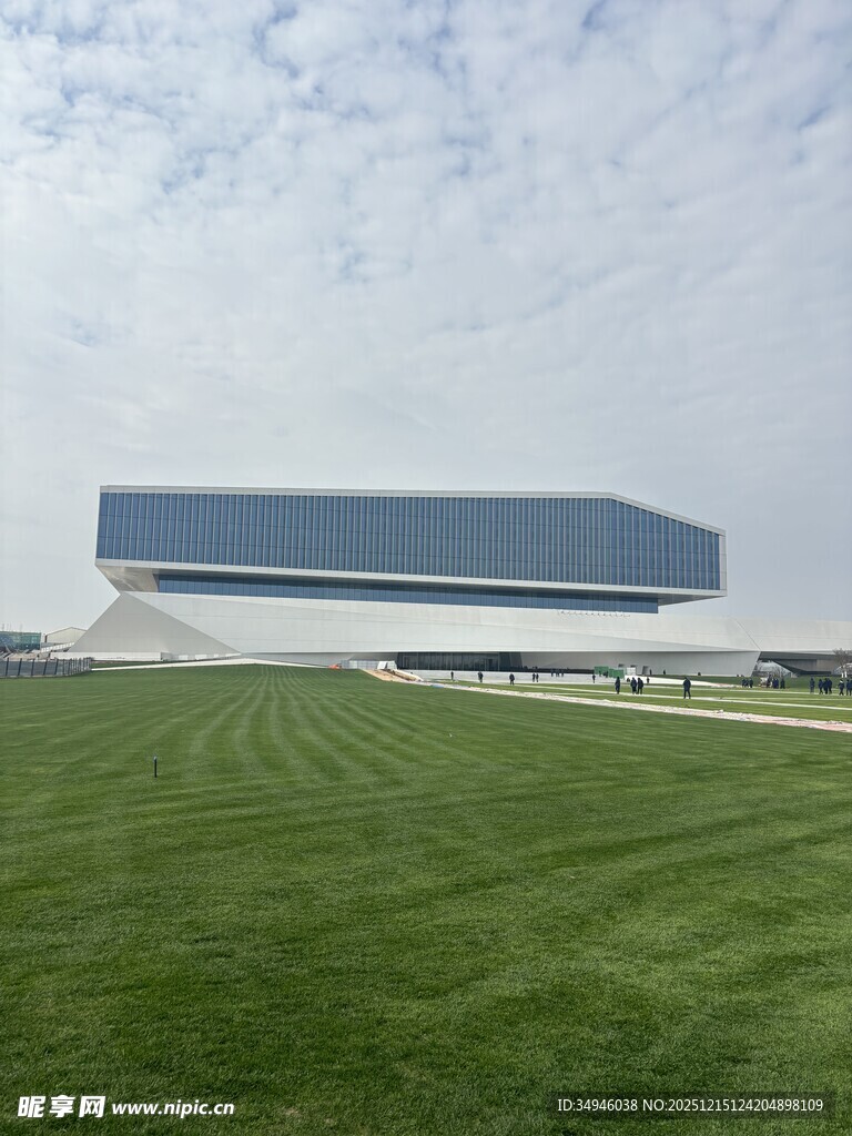 草原上的现代建筑