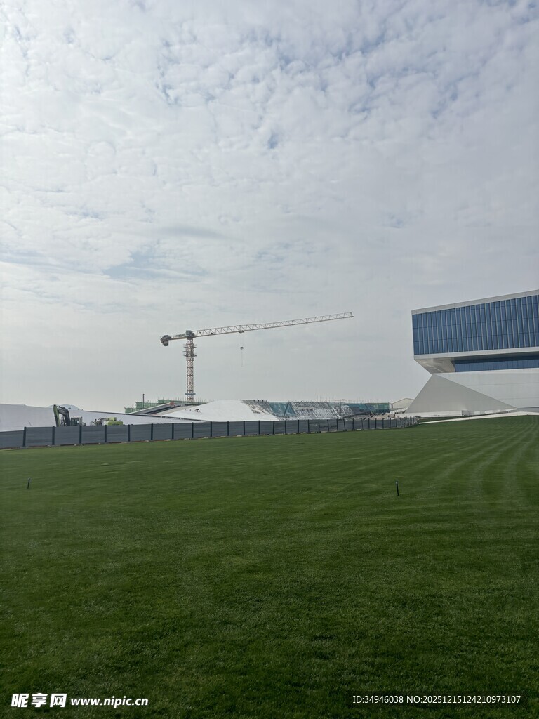 户外开阔草地与建筑景观