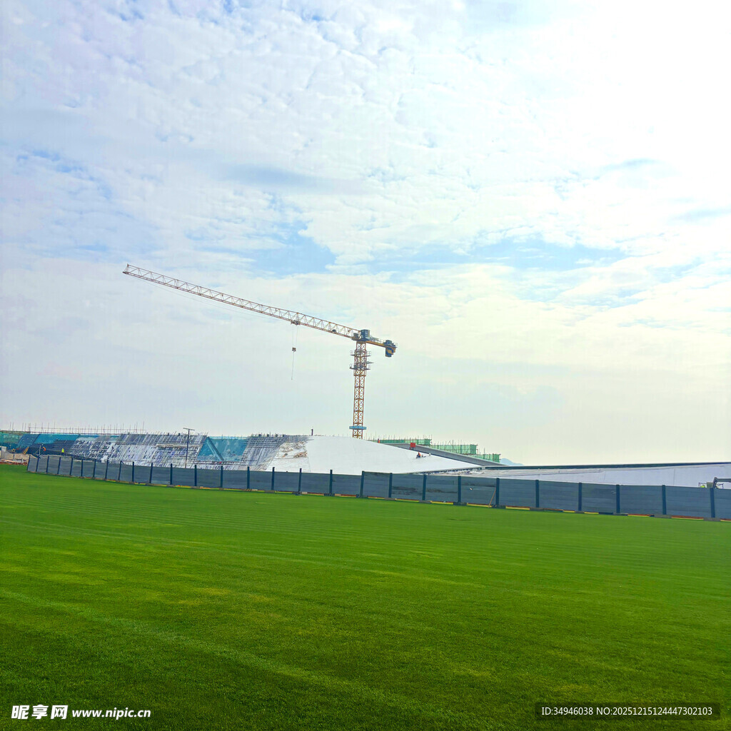 施工现场的起重机与绿地