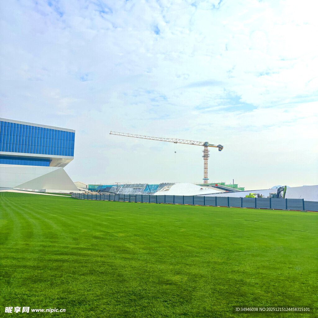 户外绿地与建筑施工场景