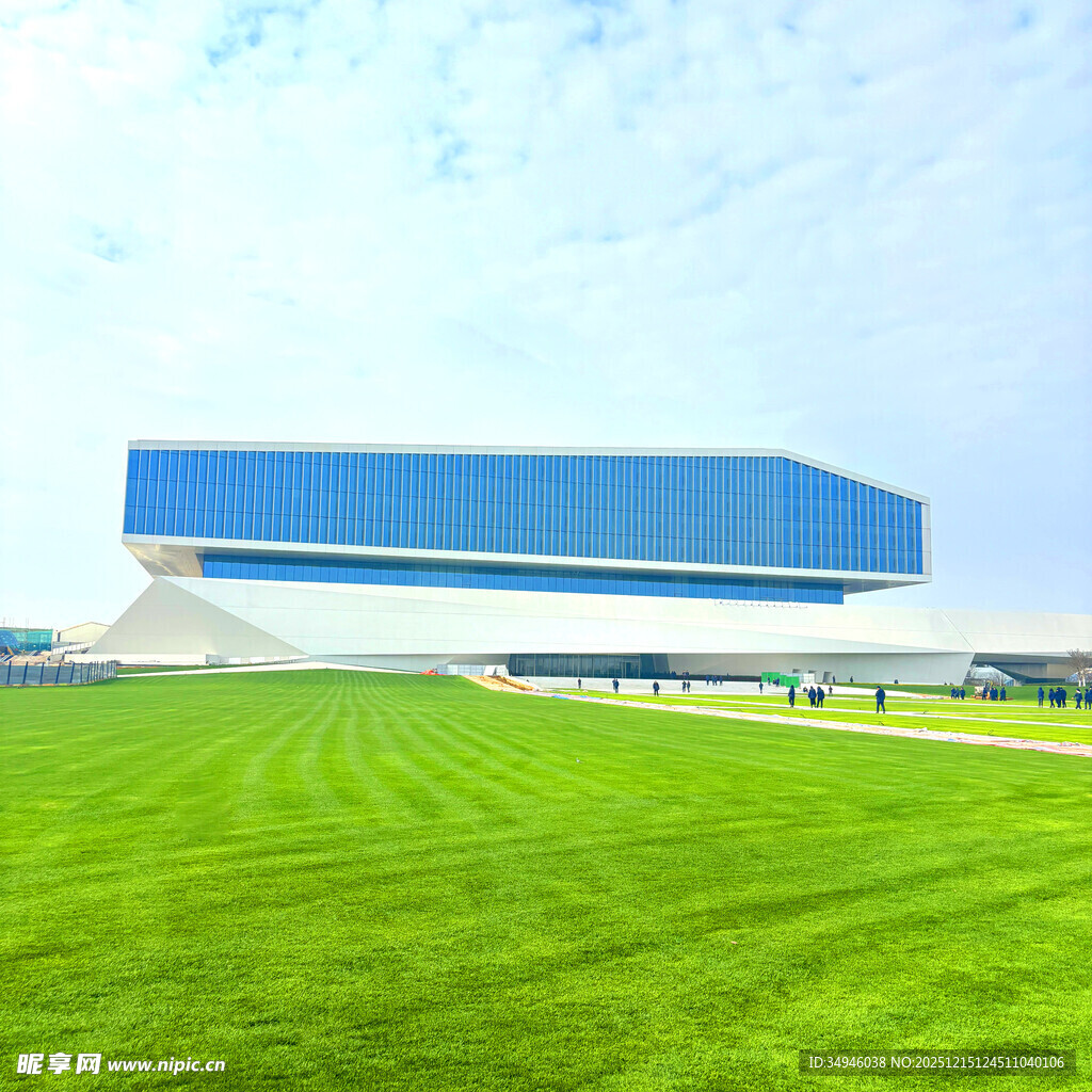 蓝顶建筑立于绿草地