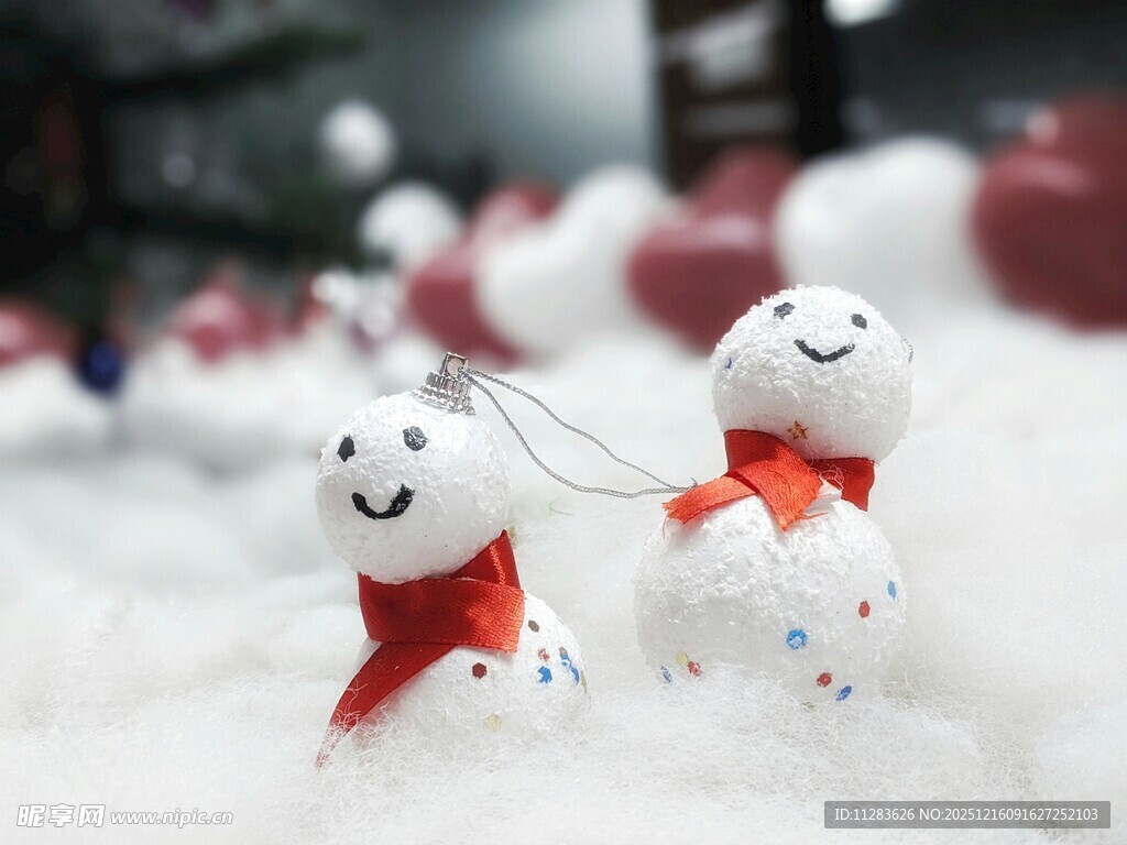 可爱雪人牵线相伴