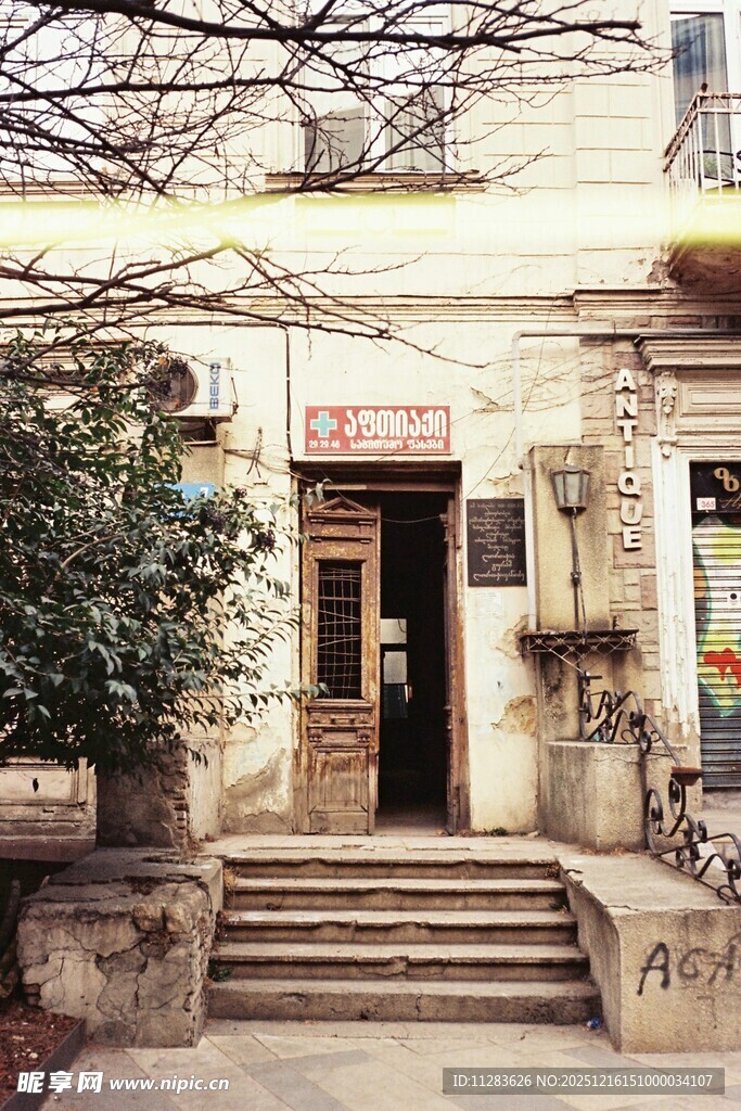 古朴街边小店外观