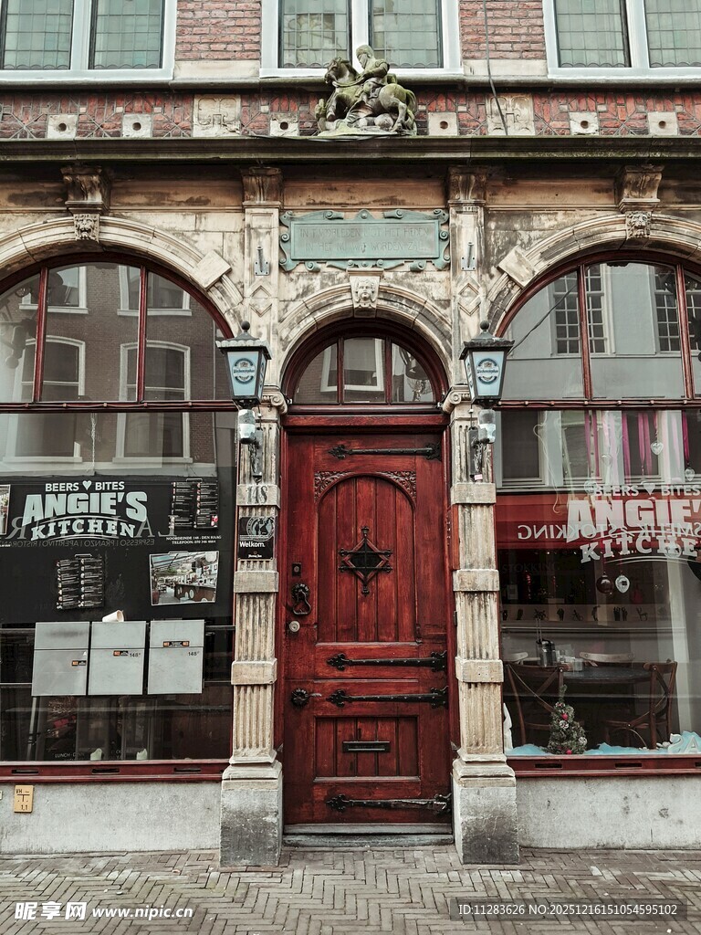 欧式复古风格的临街店铺