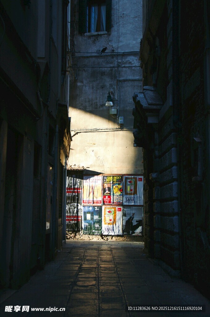 小巷光影中的多彩店铺