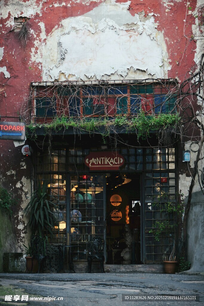 复古风街头特色店铺门面