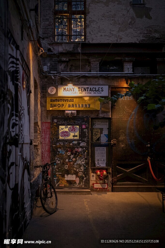 夜晚街边的小店