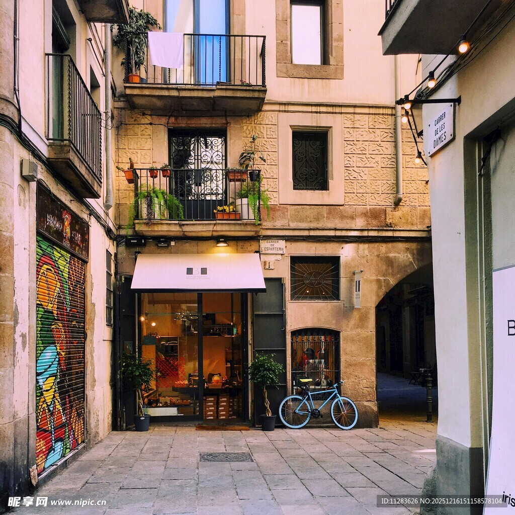 欧洲小巷中的多彩店铺