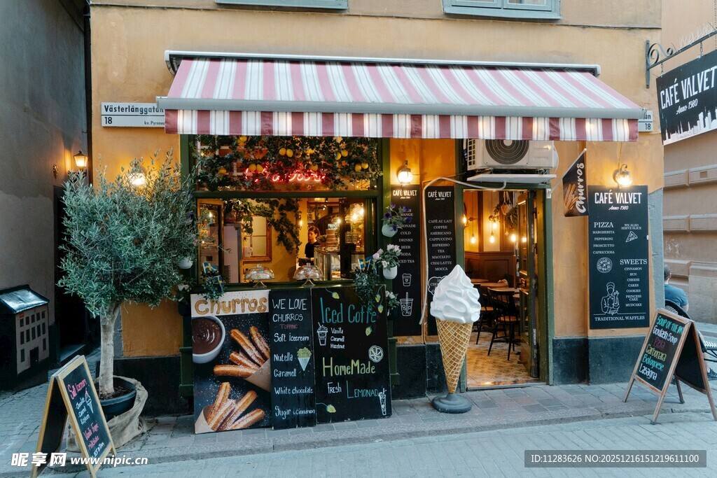 温馨街边特色咖啡店