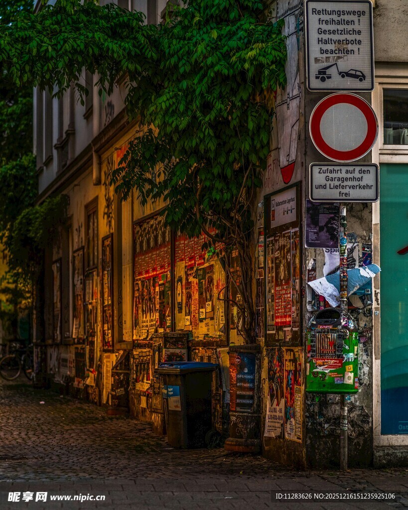 欧洲小巷街边的多彩景致