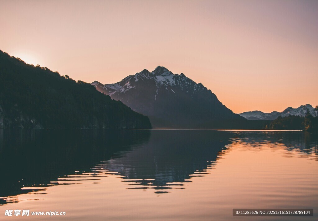 湖畔日落时的壮美山景