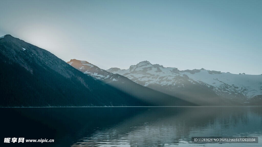 宁静山水间的湖光山色