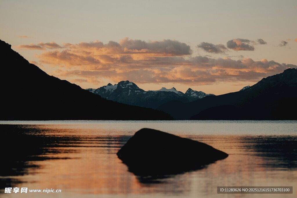 湖畔夕阳下的孤石美景